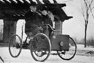 600x 400 Mr & Mrs Henry Ford In His First Car