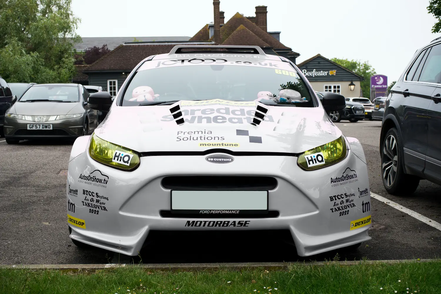 white ford focus rs parked