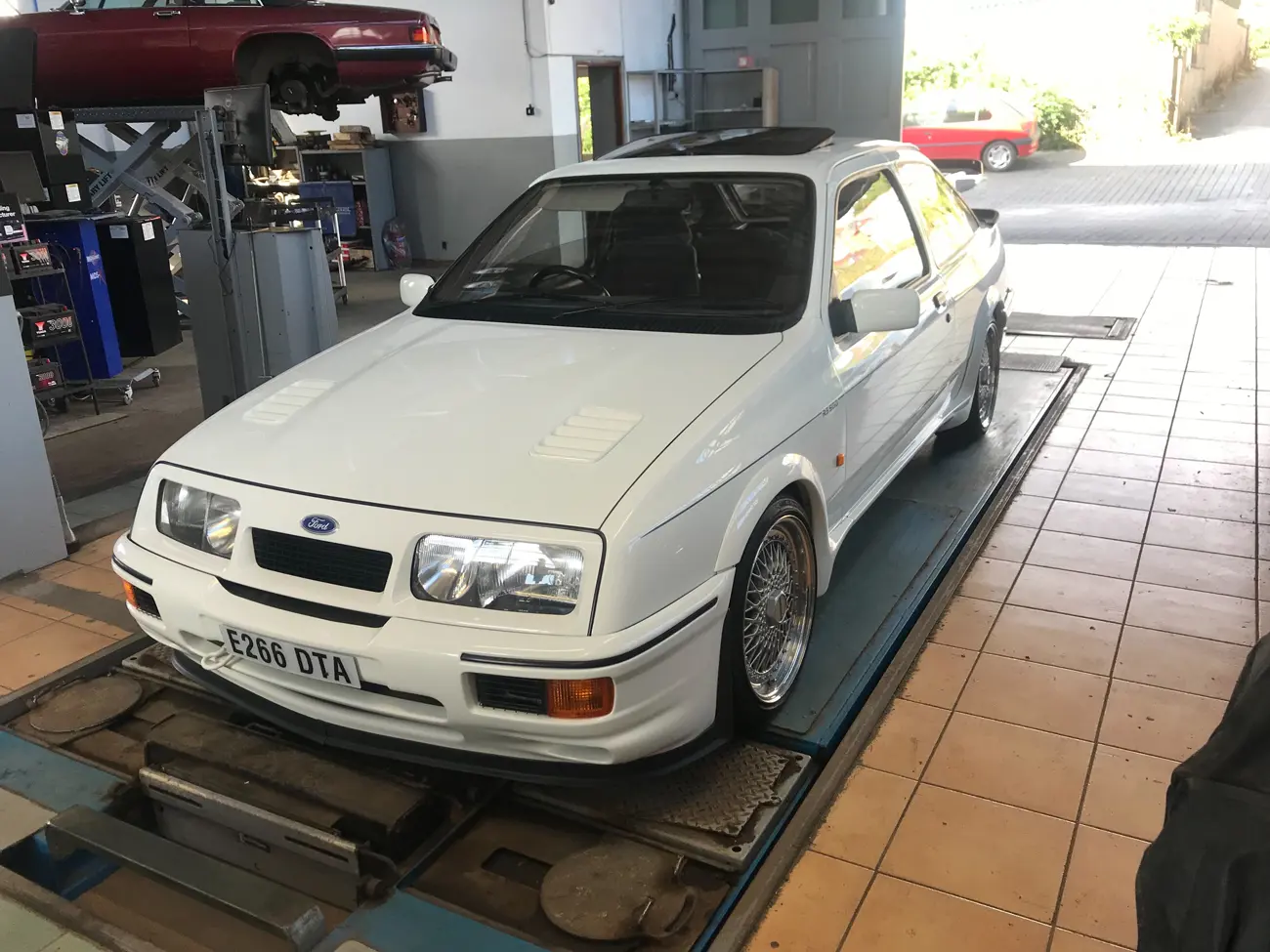 Ford -Sierra -RS500-Cosworth in garage
