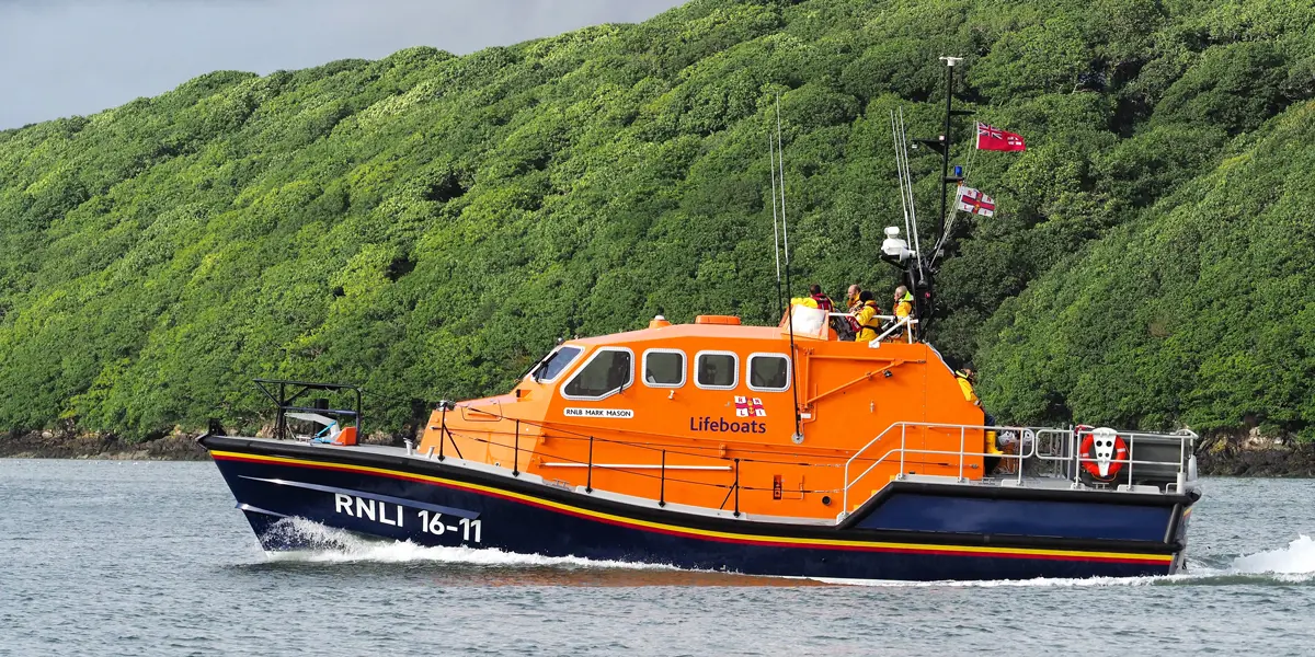 A RNLI lifeboat going out to sea at speed